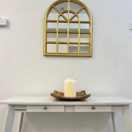 Roemah Lily Studio Тана Рата Екстериор снимка